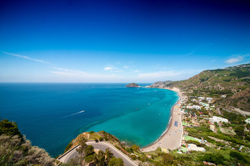 Spiaggia dei Maronti a Forio d’Ischia con mare cristallino e sabbia dorata.
