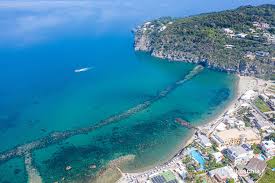 “Spiaggia di San Francesco a Forio d’Ischia con sabbia dorata e mare limpido, una delle baie più suggestive dell’isola”