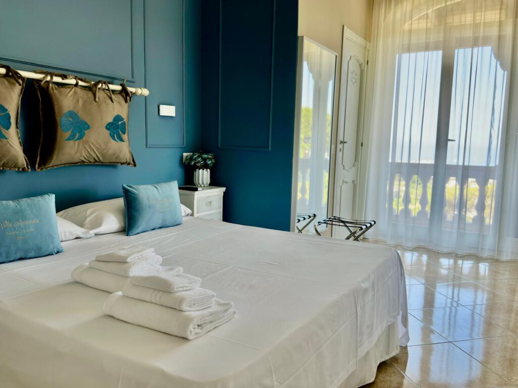 Camera Deluxe con doppio accesso al balcone vista mare | Villa Antonietta Ischia